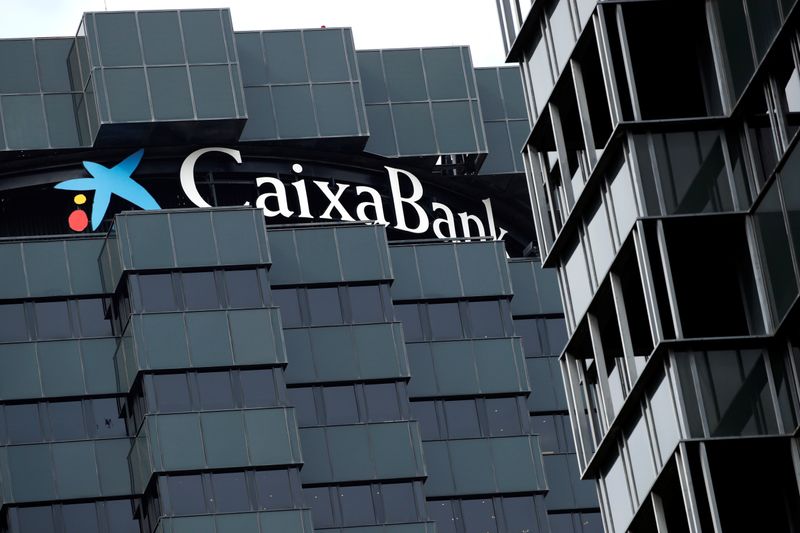 &copy; Reuters. FOTO DE ARCHIVO: El logotipo de CaixaBank en la parte superior de la sede de la empresa en Barcelona