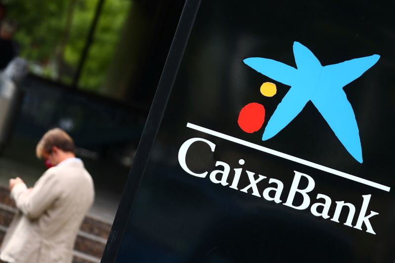 &copy; Reuters. El logotipo de Caixabank fuera de una sucursal en Madrid