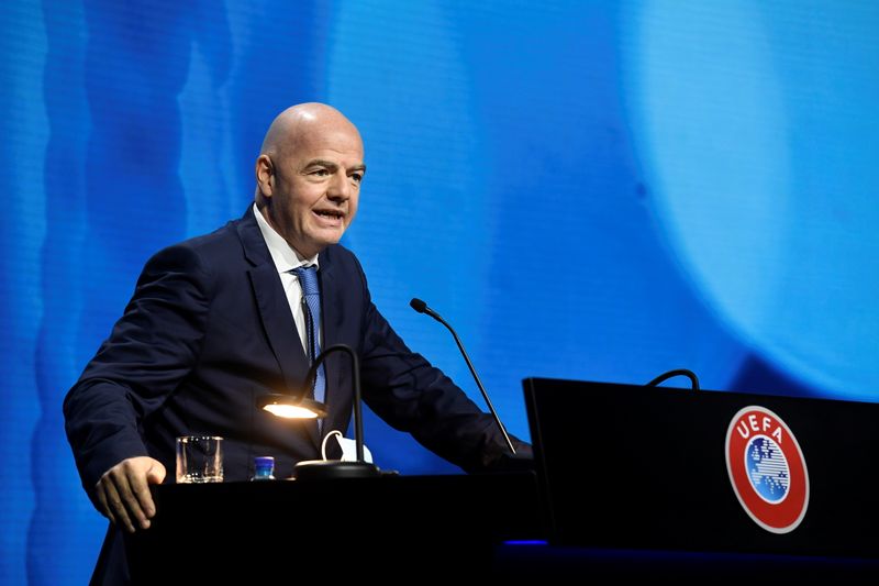 &copy; Reuters. Presidente da Fifa, Gianni Infantino, discursa durante congresso da Uefa em Montreux, na Suíça