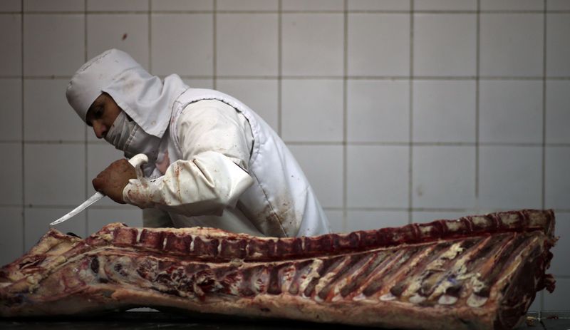 &copy; Reuters. Trabalhador de frigorífico em San Fernando, na Argentina