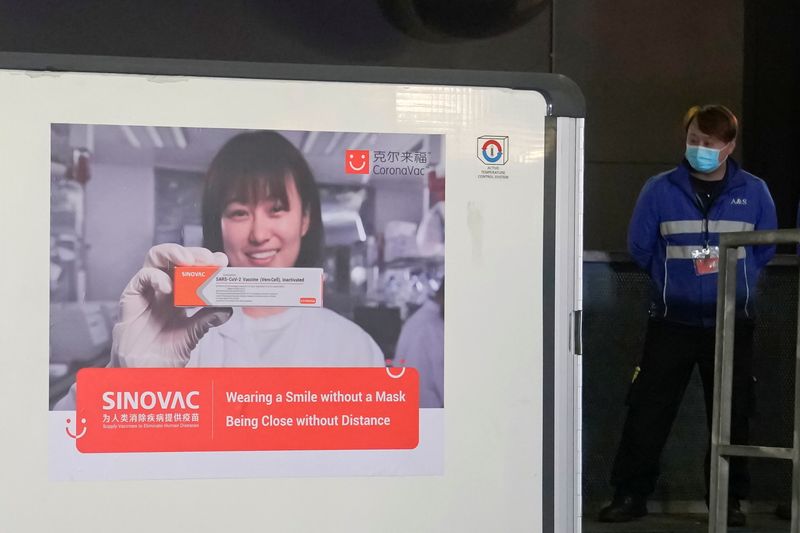 &copy; Reuters. Contêiner com doses da vacina contra Covid-19 CoronaVac chega a Hong Kong