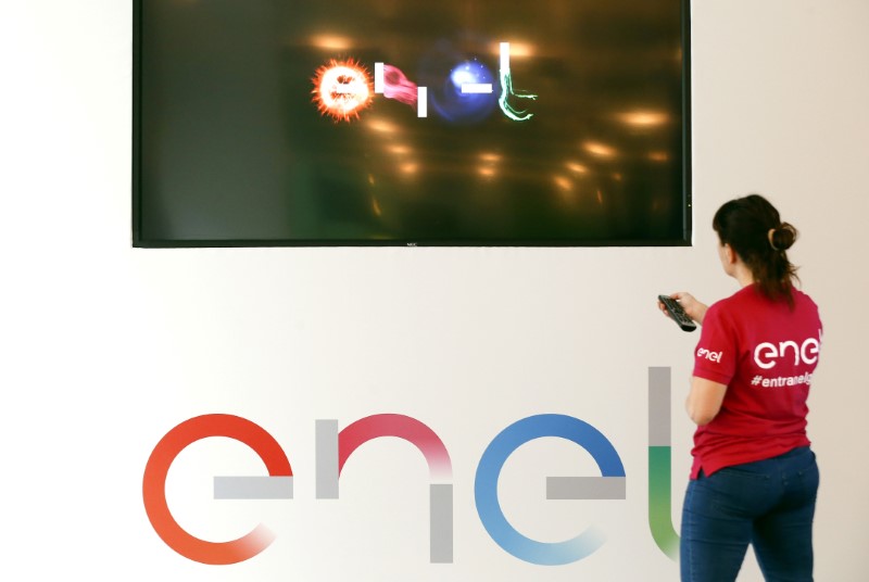 &copy; Reuters. Foto de archvivo. Un mimebro del personal de Enel la mayor tienda de la compañía en Milán, Italia.