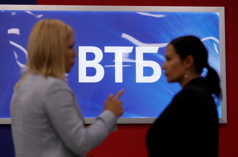 &copy; Reuters. A logo is on display at a branch of VTB bank in Moscow