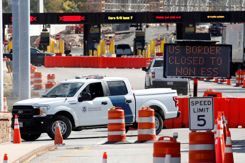 © Reuters. FILE PHOTO: The Canada-United States border crossing in Lansdowne