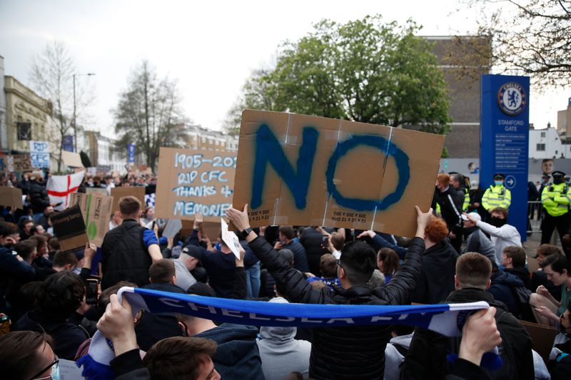 &copy; Reuters. Torcedores do Chelsea protestam contra participação do clube na nova Superliga