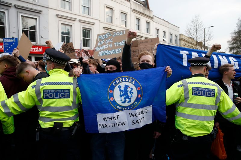 &copy; Reuters. Torcedores do Chelsea protestam contra participação do clube na Superliga