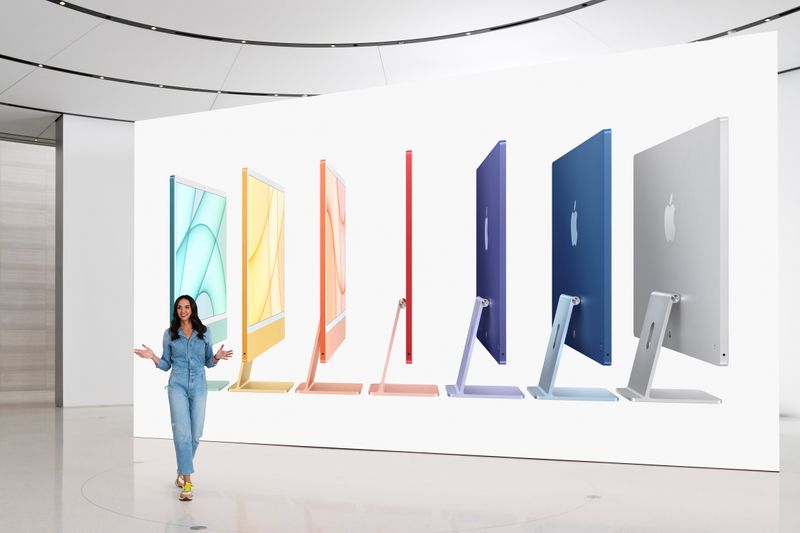 © Reuters. Apple’s Colleen Novielli introduces the all-new iMac lineup in Cupertino