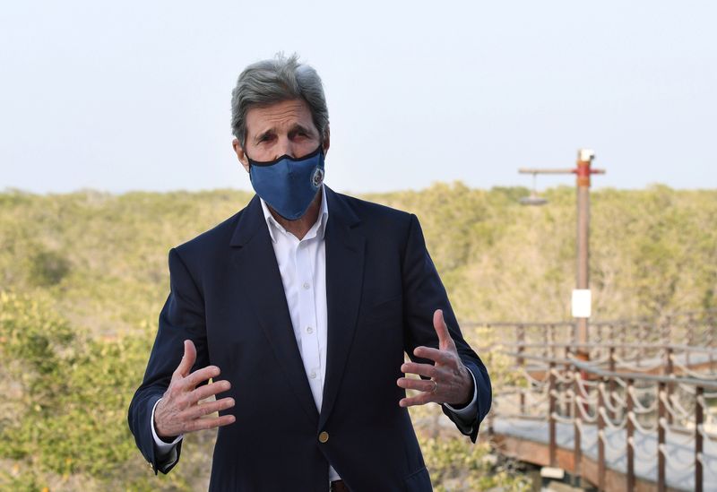 &copy; Reuters. FILE PHOTO: U.S. climate envoy John Kerry speaks in Abu Dhabi