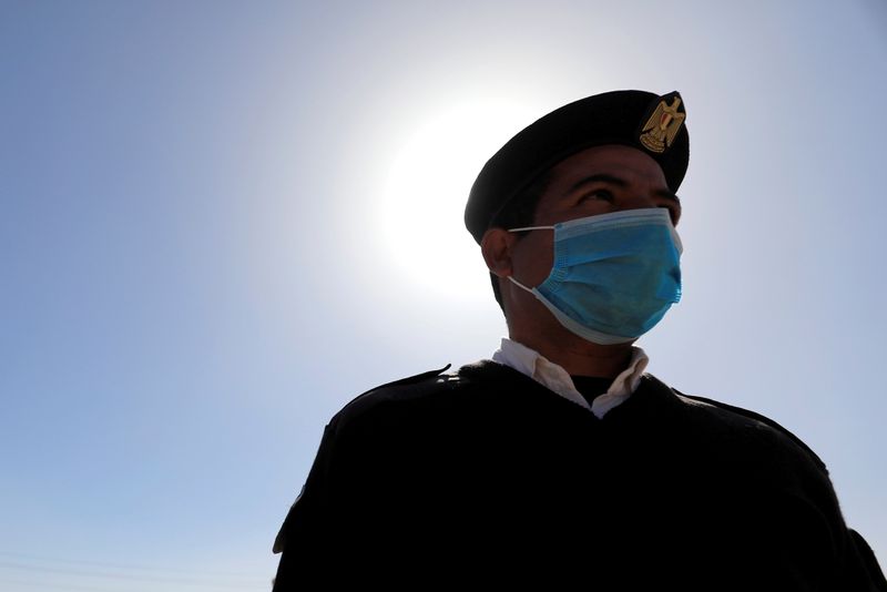 © Reuters. مصر تسجل 855 حالة إصابة جديدة بفيروس كورونا و42 وفاة