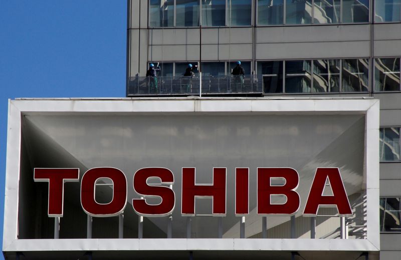 &copy; Reuters. FILE PHOTO: FILE PHOTO: Logo of Toshiba Corp is seen as Window cleaners work on the company&apos;s headquarters in Tokyo