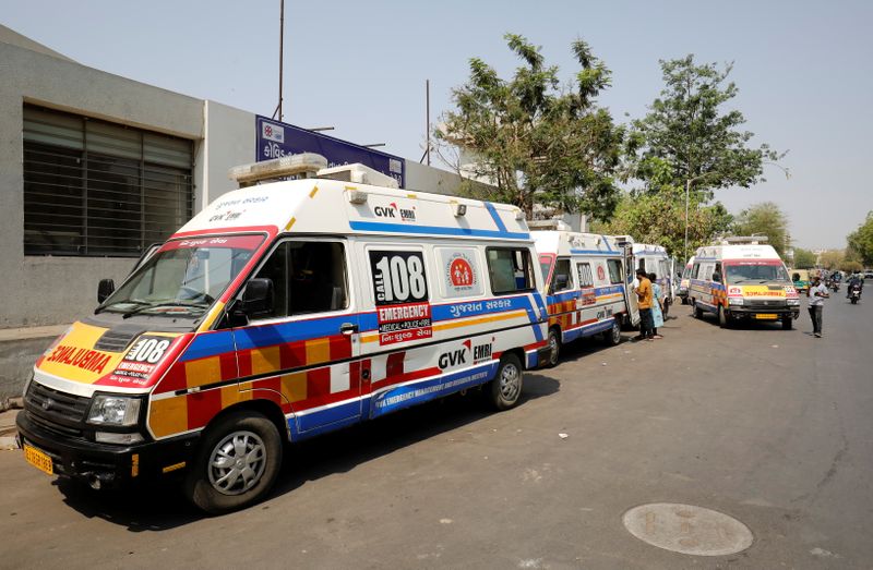 &copy; Reuters. Ambulances carrying patients wait in queue to enter COVID-19 hospital, in Ahmedabad