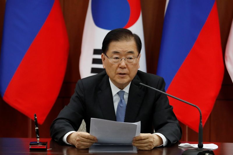 &copy; Reuters. South Korean Foreign Minister Chung Eui-yong and Russian Foreign Minister Sergei Lavrov at the Foreign Ministry in Seoul