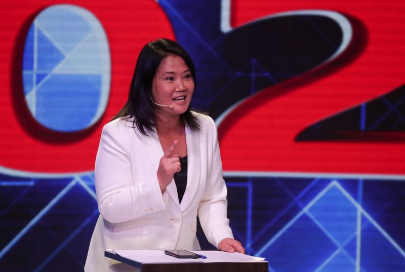 &copy; Reuters. Foto de archivo de la candidata presidencial Keiko Fujimori en un debate televisivo en Lima