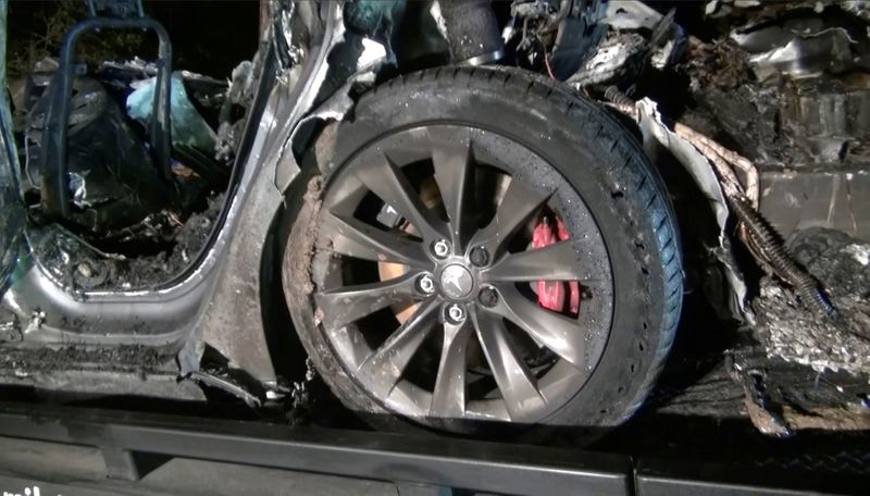 &copy; Reuters. 焦点：運転席「無人」のテスラ車事故、規制のあいまいさ浮き彫りに