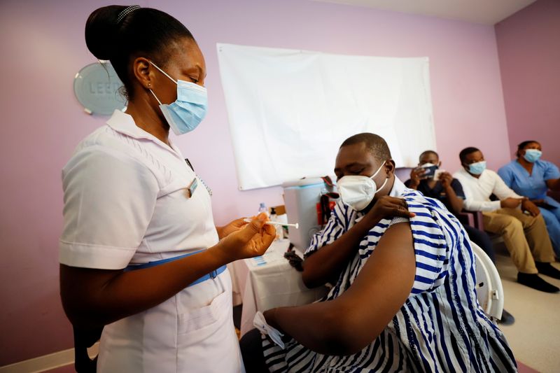 &copy; Reuters. FILE PHOTO: Ghana launches COVID-19 vaccination campaign