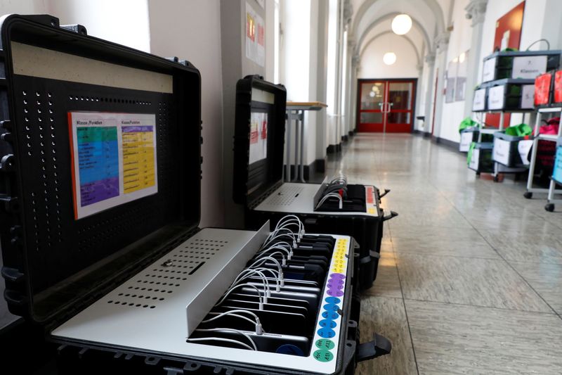 &copy; Reuters. COVID-19 test distribution to schoolchildren at the Steglitz Highschool