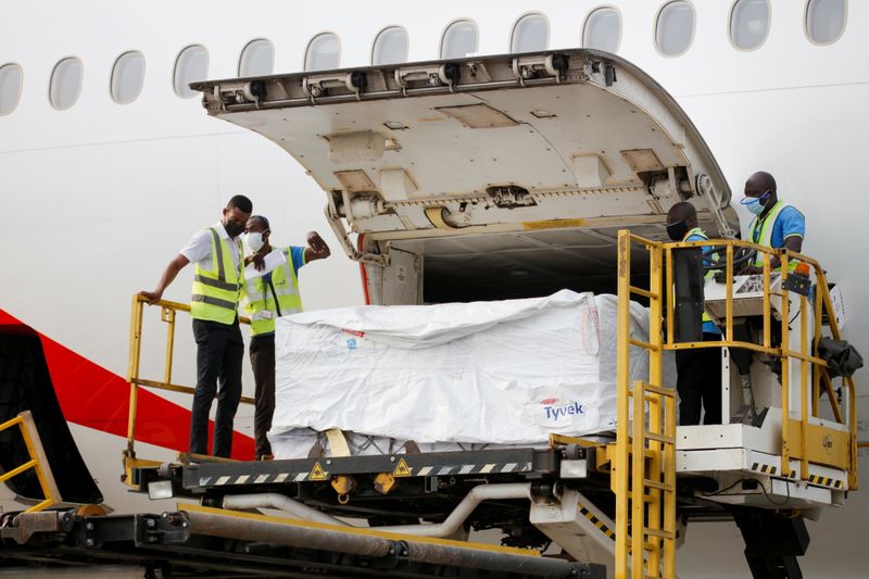 © Reuters. FILE PHOTO: Workers offload boxes of AstraZeneca/Oxford vaccines as the country receives its first batch of coronavirus disease (COVID-19) vaccines under COVAX scheme, in Accra