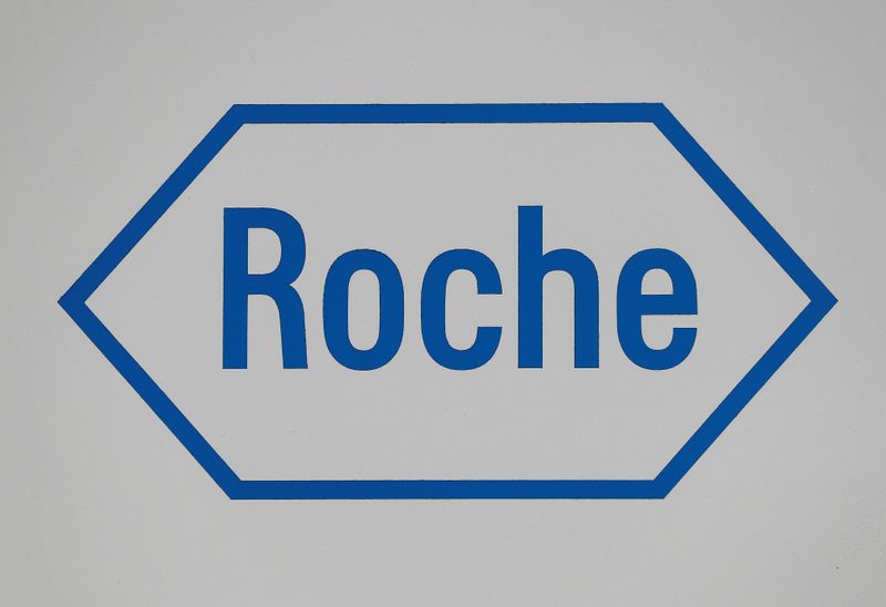 &copy; Reuters. FOTO DE ARCHIVO: El logotipo del gigante farmacéutico suizo Roche en Burgess Hill, Reino Unido, el 7 de octubre de 2020