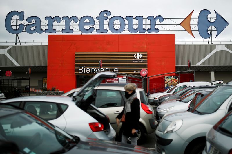&copy; Reuters. IMAGEN DE ARCHIVO. Una clienta es vista frente a un hipermercado Carrefour en Carquefou, cerca de Nantes, París