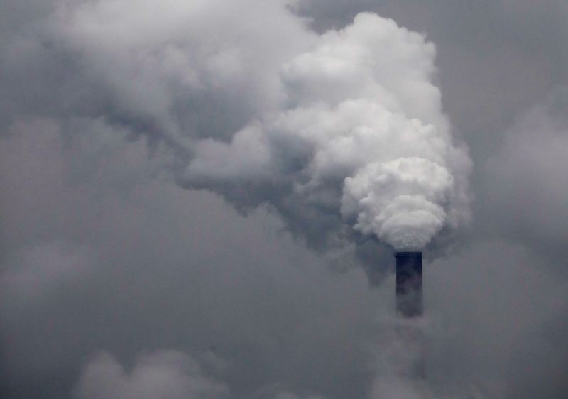 &copy; Reuters. Smoke and steam billows from the Emile Huchet Power Station operated by UNIPER in Carling