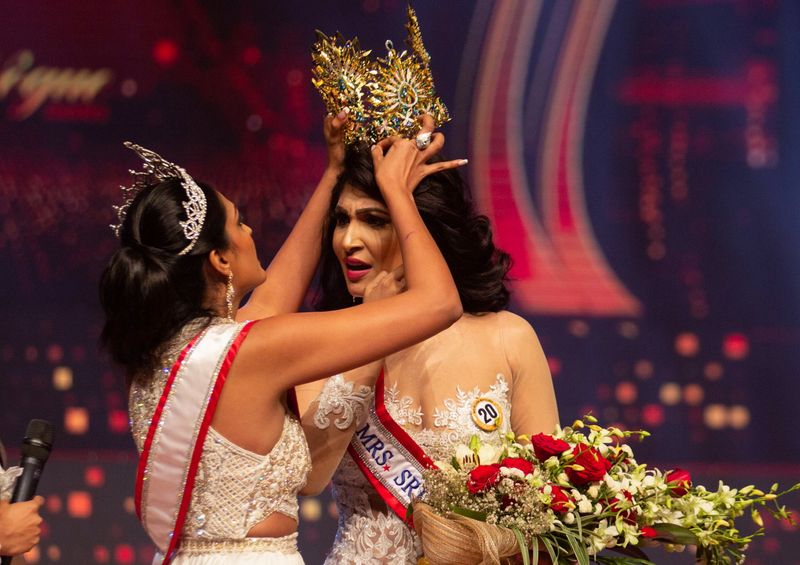 &copy; Reuters. Reigning Mrs World Jurie, forcibly removes the Mrs Sri Lanka winner De Silva&apos;s crown in Colombo