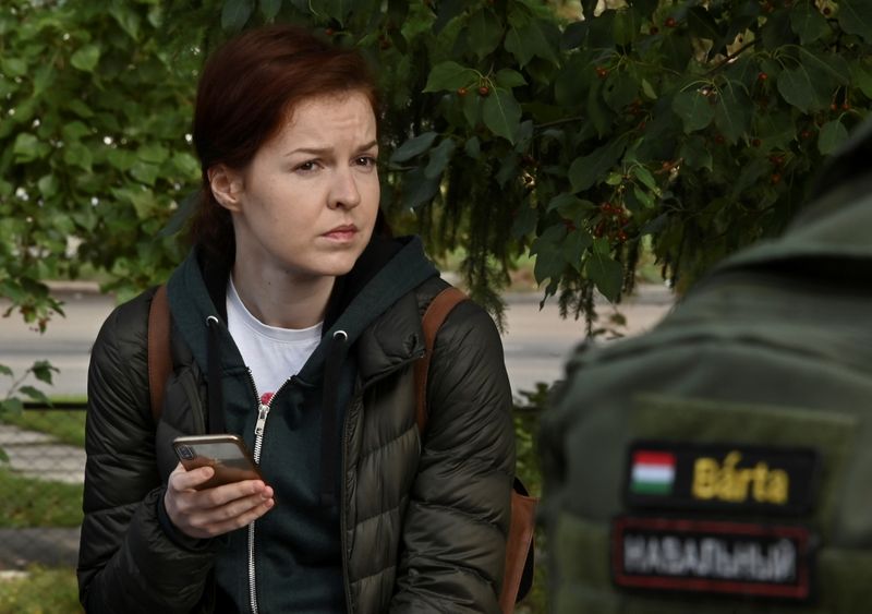&copy; Reuters. FILE PHOTO: Kira Yarmysh, spokeswoman of Russian opposition leader Alexei Navalny, waits outside a hospital in Omsk