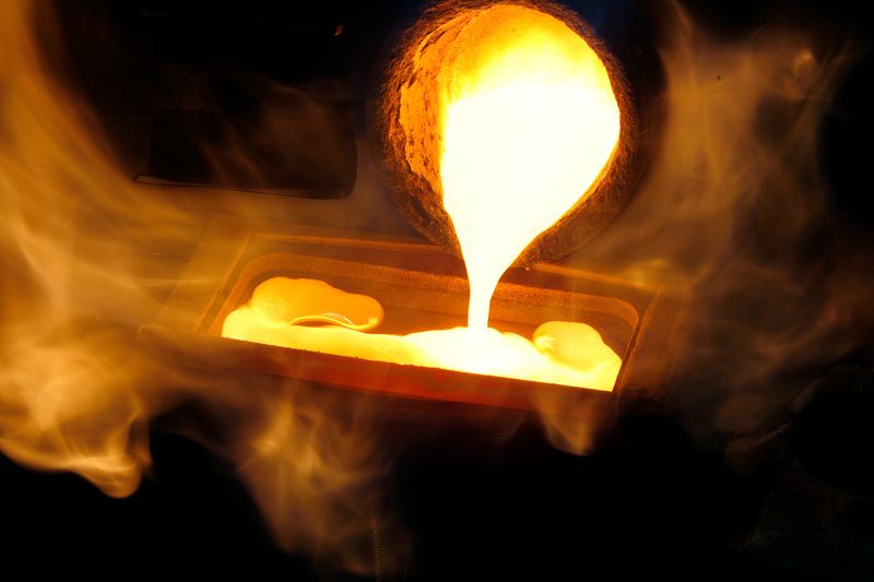 &copy; Reuters. Melted gold flows out of a smelter into a mould of a one kilogram bar at a plant of gold refiner and bar manufacturer Argor-Heraeus SA in the southern Swiss town of Mendrisio