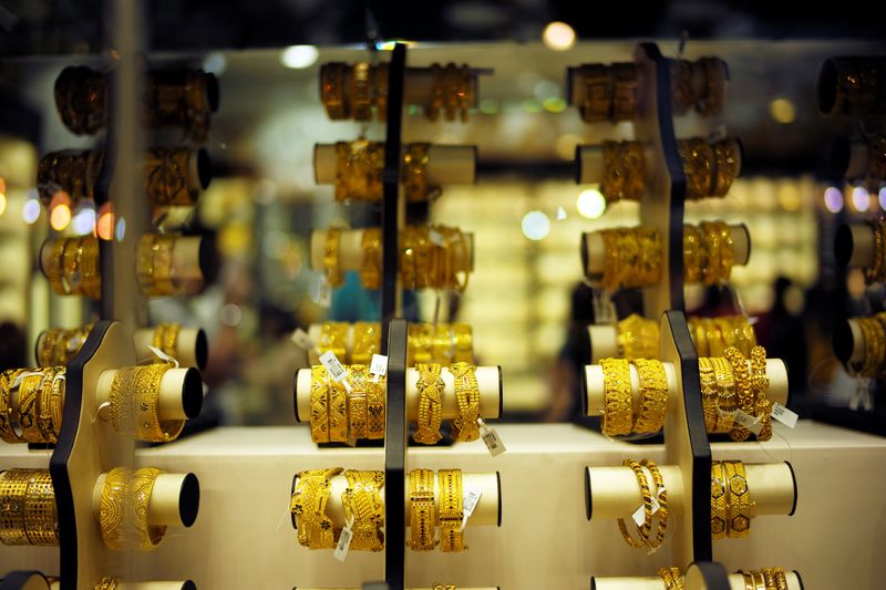 &copy; Reuters. Gold bangles are displayed at a gold shop in Gold Souq in Dubai