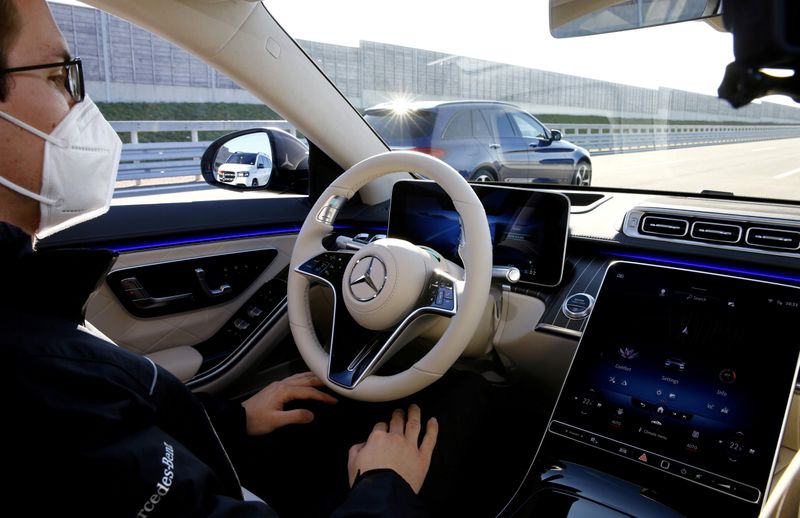 &copy; Reuters. FILE PHOTO: An employee demonstrates steering by autonomous driving system in a new Mercedes-Benz S-Class limousine near Immendingen