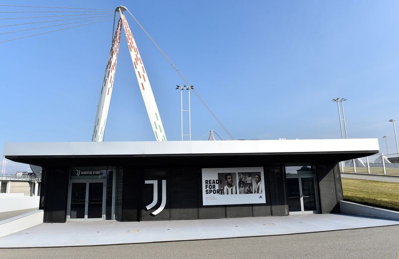 &copy; Reuters. Negozio ufficiale Juventus all&apos;Allianz Stadium a Torino