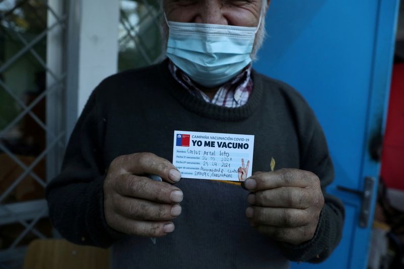 &copy; Reuters. FILE PHOTO: Vaccination campaign against the coronavirus disease (COVID-19) in Chile