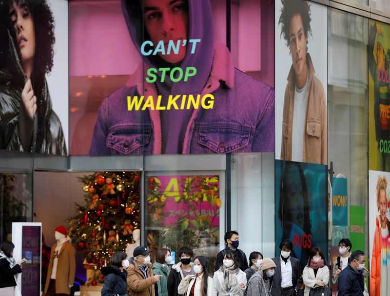 &copy; Reuters. FILE PHOTO: People wear protective masks in a shopping district amid the coronavirus disease (COVID-19) outbreak in Tokyo