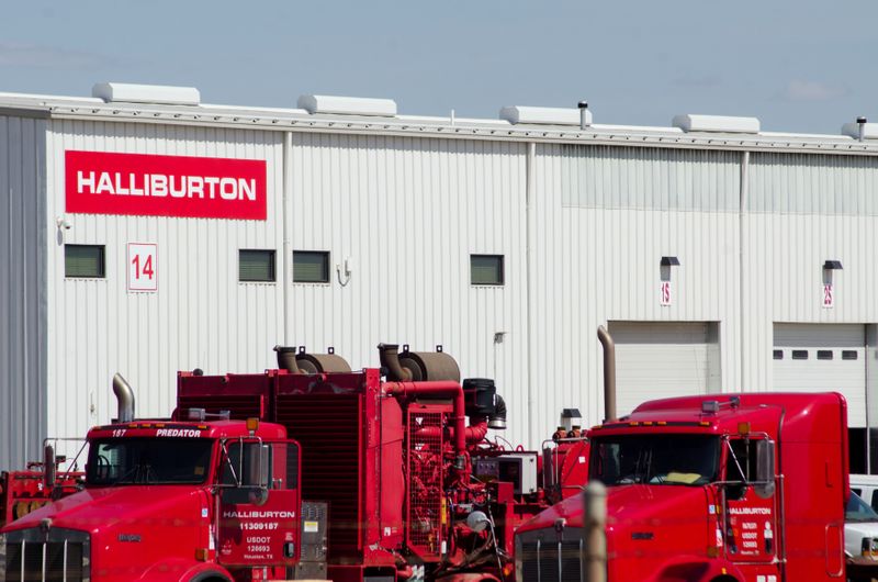 &copy; Reuters. FILE PHOTO: Oil production equipment is seen in a Halliburton yard in Williston