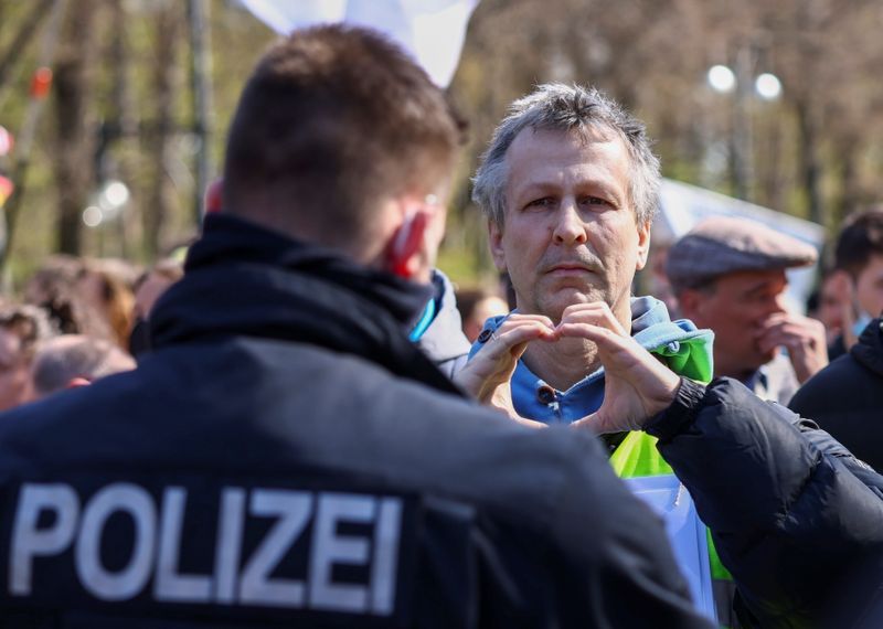 &copy; Reuters. Un hombre hace un gesto a la policía mientras participa en una protesta contra las medidas del Gobierno para frenar la propagación del coronavirus en Berlín, Alemania