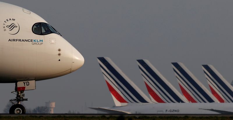 © Reuters. FILE PHOTO: An Air France airplane lands at the Charles-de-Gaulle airport in Roissy