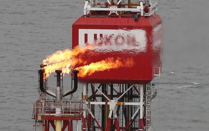 &copy; Reuters. A gas torch is seen next to the Lukoil company sign at the Filanovskogo oil platform in the Caspian Sea