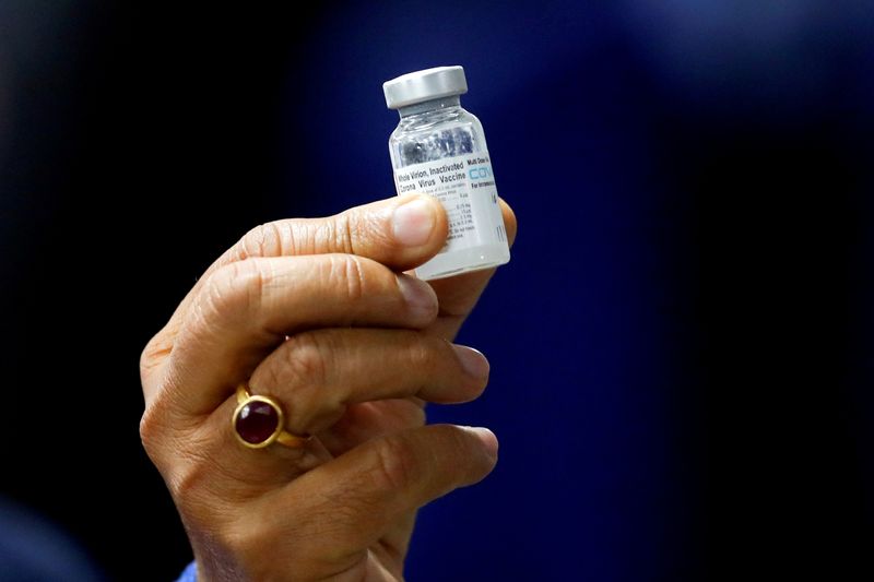 &copy; Reuters. Imagen de archivo. Ministro de Salud de India, Harsh Vardhan, sostiene un vial de vacuna COVID-19 de Bharat Biotech, llamada COVAXIN, en el hospital All India Institute of Medical Sciences (AIIMS), Nueva Delhi