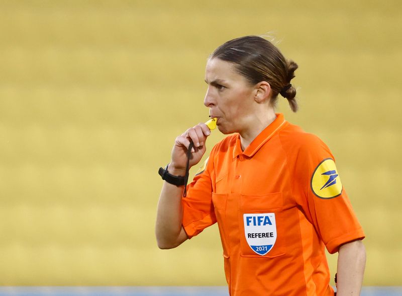 &copy; Reuters. فرابار أول امرأة تشارك في إدارة مباريات ببطولة أوروبا للرجال