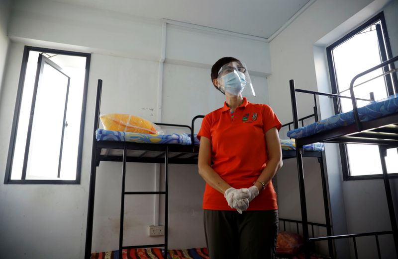 &copy; Reuters. FILE PHOTO: Singapore&apos;s Minister of Manpower Josephine Teo tours a dormitory room for migrant workers who have recovered from the coronavirus disease (COVID-19), amid the outbreak in Singapore