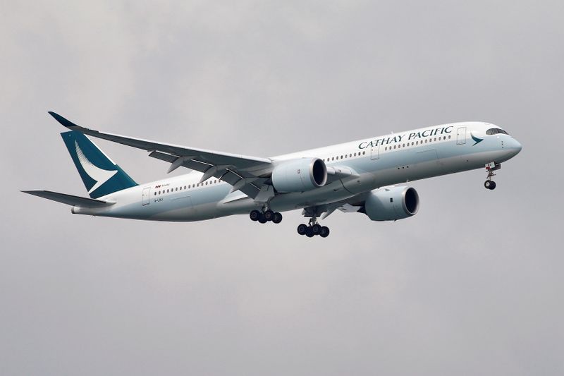 &copy; Reuters. FILE PHOTO: A Cathay Pacific Airways Airbus A350 airplane approaches to land at Changi International Airport in Singapore