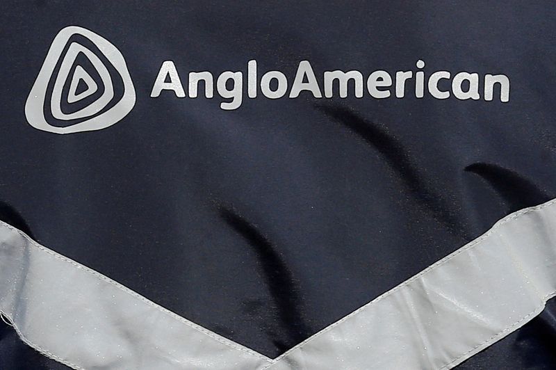 &copy; Reuters. FILE PHOTO: Logo of Anglo American is seen on a jacket of an employee at the Los Bronces copper mine, in the outskirts of Santiago