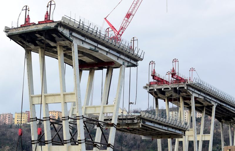 &copy; Reuters. El puente Morandi colapsado en Génova