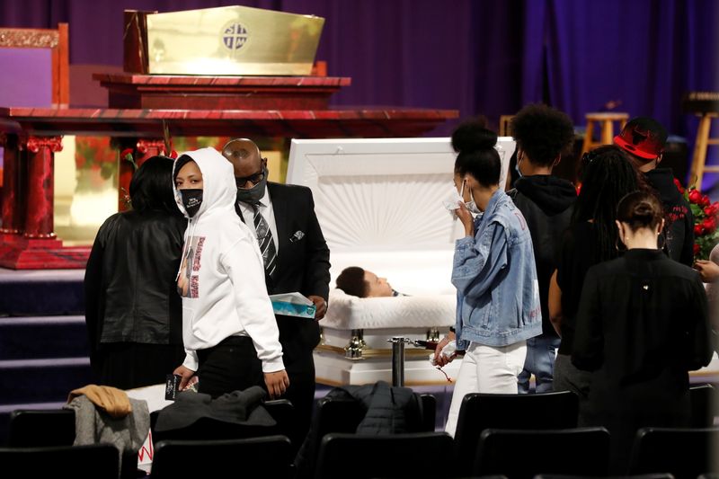 &copy; Reuters. FILE PHOTO: Mourners pay respects to Daunte Wright in Minneapolis, Minnesota