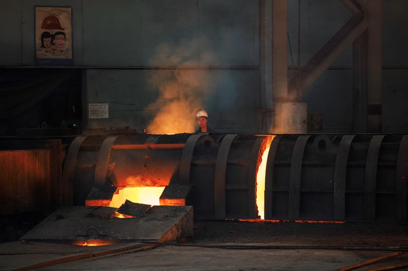 &copy; Reuters. Trabalhador em usina siderúrgica em Changsou, na China
