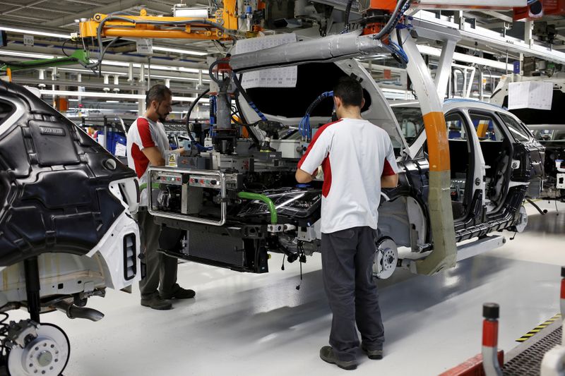 &copy; Reuters. Trabajadores de la fábrica de SEAT montan un coche en Martorell, cerca de Barcelona