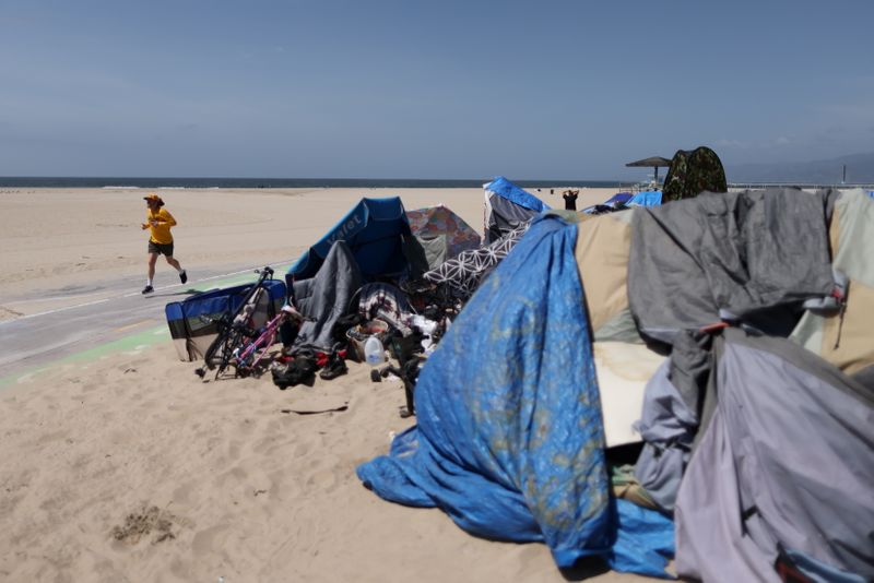 © Reuters. Homeless encampments line the bike path, as the coronavirus disease (COVID-19) disease pandemic continues, on Venice Beach in Los Angeles