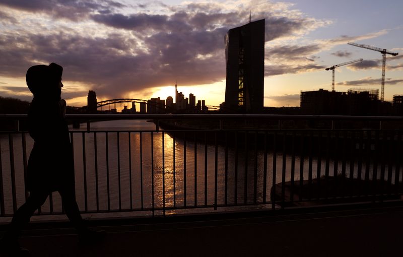 &copy; Reuters. Sede della Banca centrale europea fotografata al tramonto