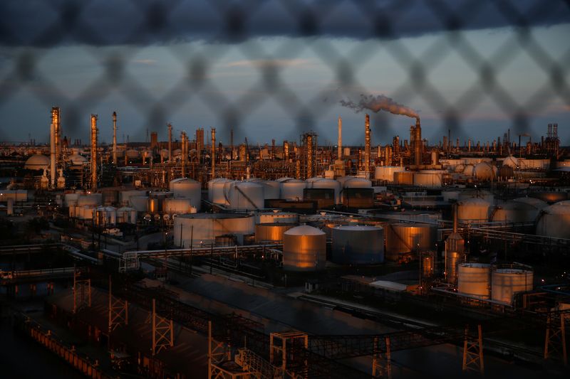 &copy; Reuters. Imagen de archivo de plantas químicas y refinerías cerca del Canal de Embarcaciones de Houston, junto al vecindario de Manchester en la zona industrial al este de Houston