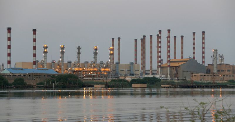 &copy; Reuters. Imagen de archivo de una vista general de la refinería Abadan en el suroeste de Irán, tomada desde el lado iraquí del río Shatt al-Arab en Al-Faw, al sur de Basora