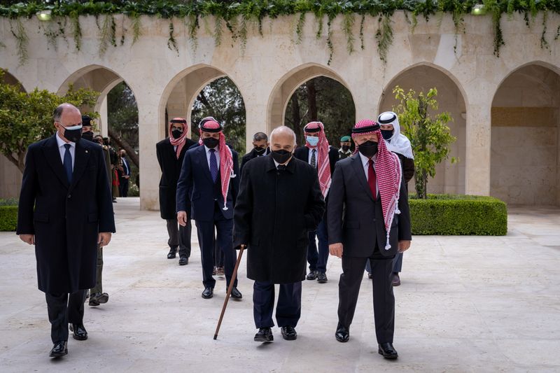 &copy; Reuters. FILE PHOTO: Jordan&apos;s King Abdullah II and members of the royal family including former crown prince and half-brother Prince Hamza arriving in the Raghdan Palace in Amman